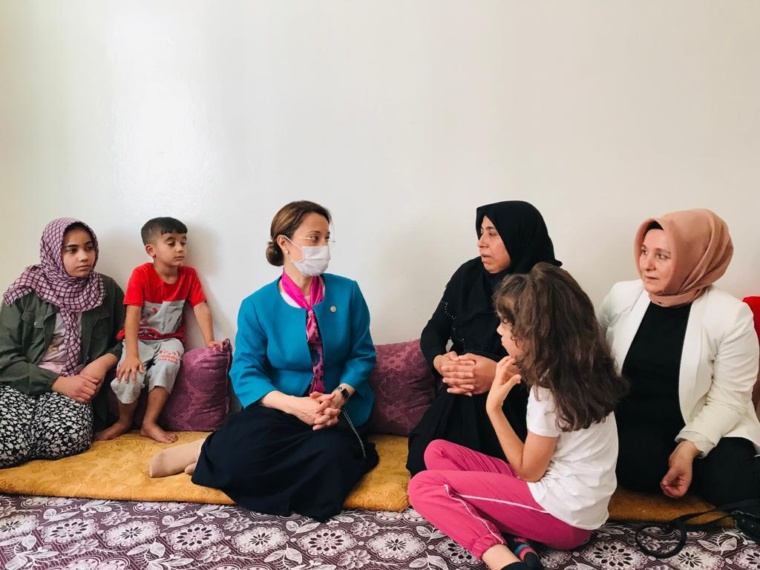DR. DERYA BAKBAK, KURBAN BAYRAMINDA DA GÖNÜLLER ALMAYA DEVAM EDİYOR