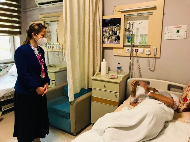 DERYA BAKBAK, HASTANELERDE TEDAVİ GÖREN VATANDAŞLARLA TEK TEK İLGİLENDİ