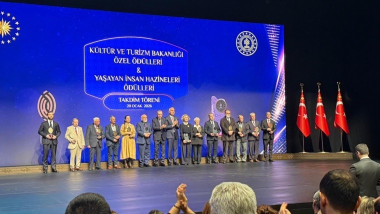 GAZİANTEPLİ SEDEFKÂR FISTIKÇI’NIN KÜLLİYE’DEKİ ÖDÜL HEYECANINA DERYA BAKBAK EŞLİK ETTİ