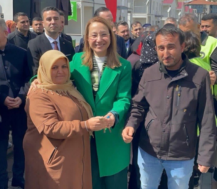 Milletvekili Derya Bakbak’tan Bayram Maratonu: Gaziantep’in Dört Bir Yanında Vatandaşla Buluştu